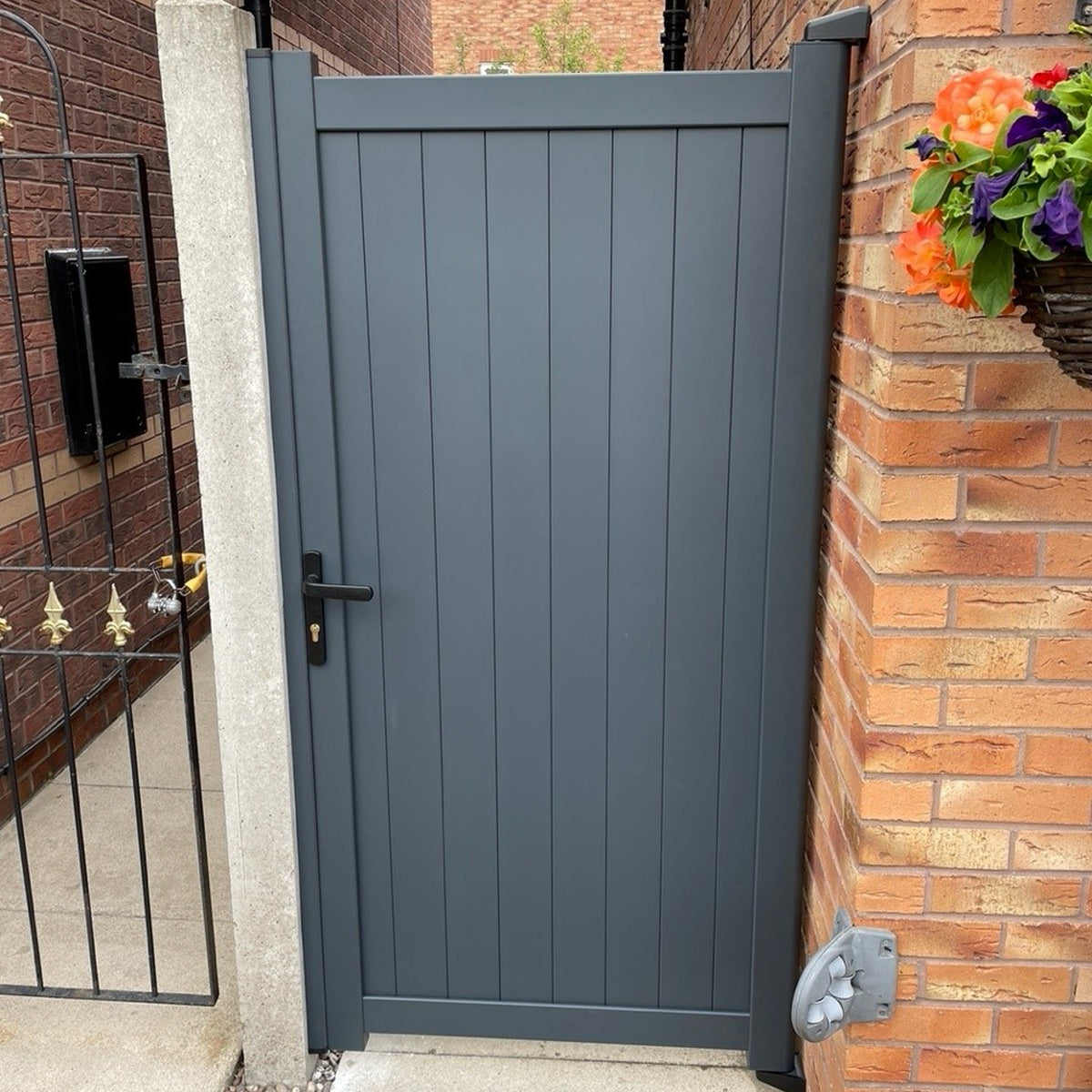 Garden gate guides