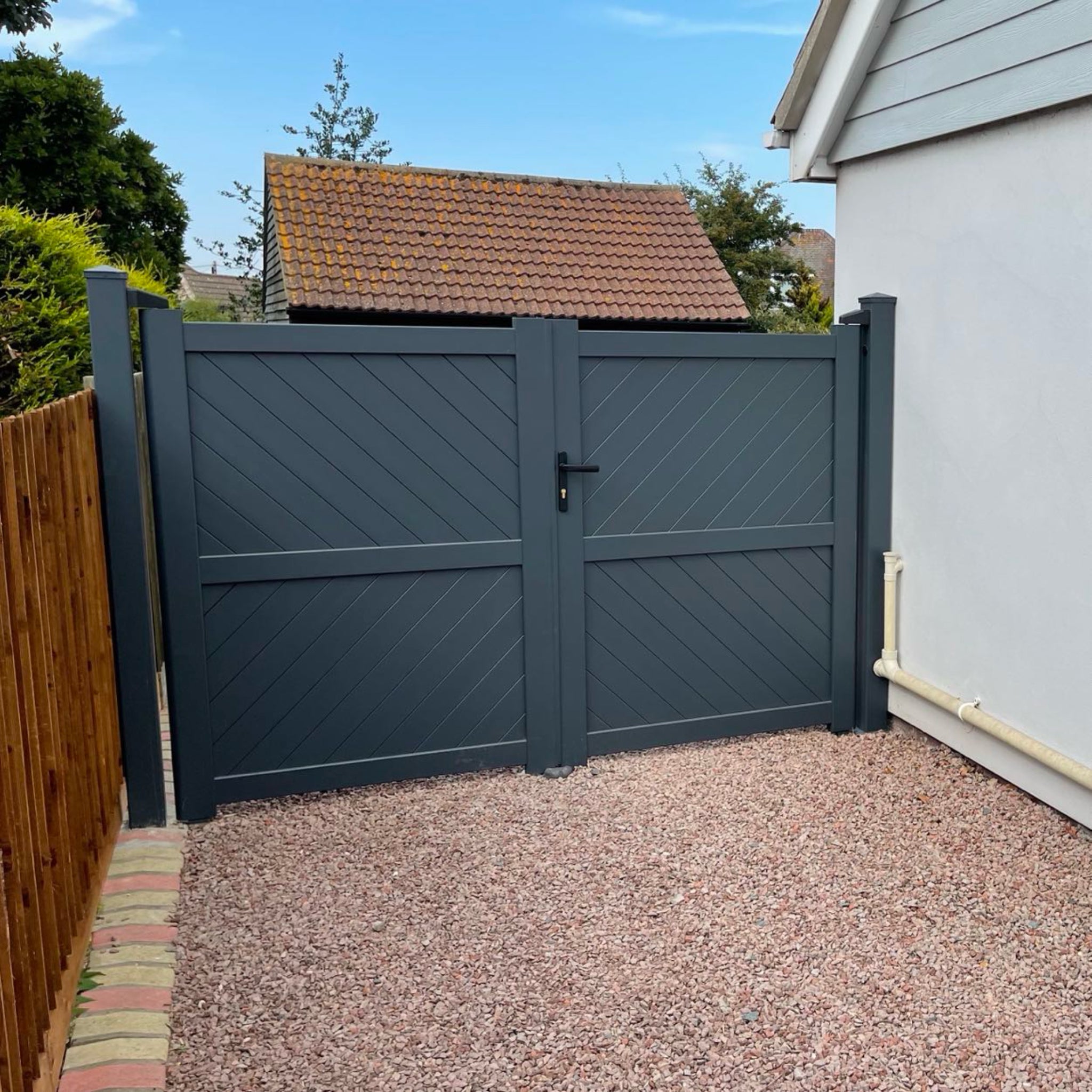 DiagonalElegance | Aluminium Full Privacy Diagonal Slat Driveway Gate